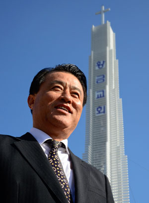1980년 대구 황금동 허허벌판에서 개척교회로 시작해 하나님의 새로운 역사를 창조한 황금교회 박무용 목사. 그의 삶이 곧 황금교회의 역사다. 박 목사 뒤로 황금교회 첨탑이 보인다. 우태욱기자 woo@msnet.co.kr