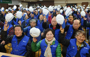일자리를 원하는 노령층이 늘면서 각종 지원과 프로그램, 정보들도 많아지고 있다. 이런 제도들과 정보를 적절히 활용한다면 일하면서 행복한 노년을 즐길 수 있다. 사진은 올 3월 대구 중구청에서 열린 