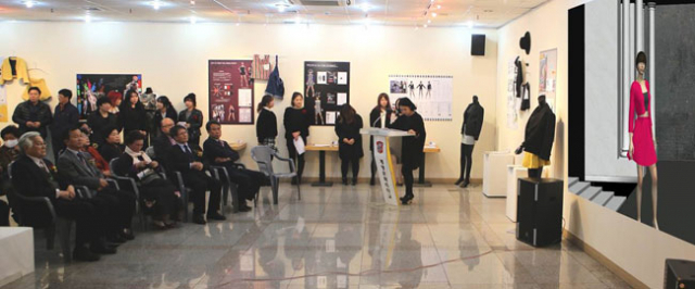 ▲계명문화대 교내 문화관 전시실에서 관람객들이 3D패션쇼(오른쪽 화면)를 보고 있다.