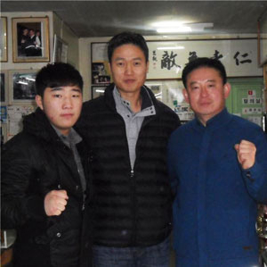 포항 출신 한국챔피언 권혁이 미국 프로 복싱 무대에 진출한다. 왼쪽부터 권혁, 미국 배너프로모션의 폴 리 스카우터, 포항권투 제해철 매니저. 포항대학교 제공