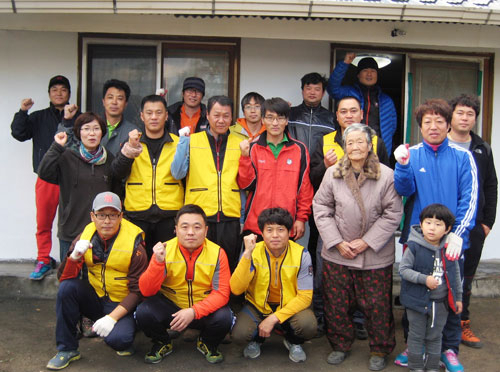 성주를 사랑하는 모임(회장 배재민) 회원 20여 명은 17일 홀몸노인 A(성주읍 금산리) 씨의 집 수리와 청소 봉사활동으로 구슬땀을 흘렸다. 성주군 제공