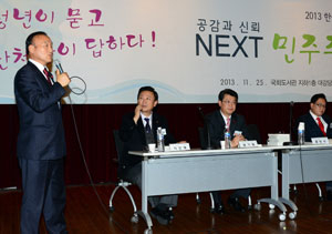 최양식(왼쪽) 경주시장이 매니페스토 공약이행 우수사례를 발표하고 있는 모습.