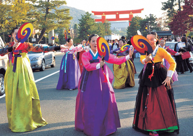 25일 일본 교토 헤이안 신궁 앞에서 펼쳐진 퍼레이드에서 교민 무용단이 부채춤을 추며 행진 하고 있다.