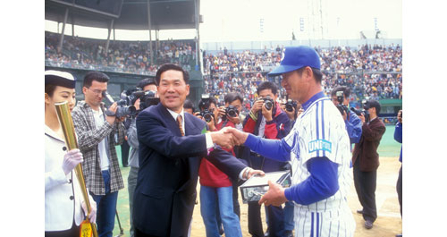1999년 말 은퇴 후 삼성 코치로 복귀한 류중일 코치(오른쪽)에게 2000년 4월 5일 대구 개막전에서 삼성은 구단 창단 이래 최초로 은퇴식을 마련했다. 삼성 라이온즈 제공