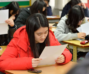 2014학년도 수능 성적표가 배부된 27일 오전 대구 정화여고 3학년 교실에서 수험생들이 긴장된 표정으로 자신의 점수를 확인하고 있다. 성일권기자 sungig@msnet.co.kr
