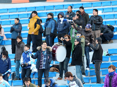 27일 강릉종합운동장을 찾은 대구FC 서포터스와 대구시청 공무원들이 대구FC를 응원하고 있다. 대구FC 제공
