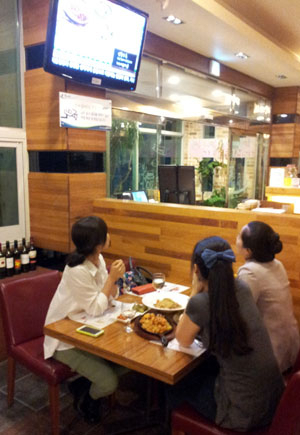 경산시의 한 음식점이 음식점 주방을 실시간 공개하는 주방 화상 공개 시스템을 도입, 손님들이 TV 화면을 통해 음식 조리과정 등을 직접 확인하고 있다. 경산시 제공
