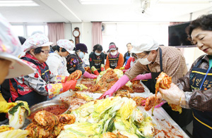 금포초등학교 내 대구내일학교에서 초교 과정을 배우고 있는 할머니들이 29일 금포초교 학생, 학부모와 함께 김장 담그기 행사를 가졌다. 이날 행사는 세대 화합의 장이자 이웃사랑의 기회가 됐다. 대구시교육청 제공