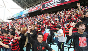 지난 10월 19일 전주에서 벌어진 FA컵 결승에서 포항이 전북을 꺾고 우승하자 원정 응원 간 스틸러스 팬들이 환호하고 있다. 포항시 제공