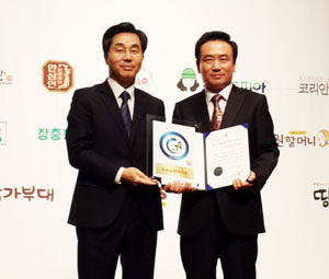 사진=호식이두마리치킨 최호식(오른쪽) 대표가 중소기업청이 주최하는 프랜차이즈 수준평가에서 우수 프랜차이즈로 선정돼 인증패를 받고 있다. 호식이두마리치킨 제공