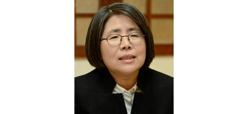 김영란(57)은 1978년 사법시험(20회)에 합격, 사법연수원 11기로 법관 생활을 시작했다. 부산 출신이지만 초교 6학년 때 서울로 이사가 경기여고와 서울대를 졸업했다. 2004년부터 2010년까지 대법원 대법관, 2011년부터 지난해까지 국민권익위원회 위원장을 지냈고, 현재는 서강대 법학전문대학원 석좌교수로 일하고 있다. 남편은 지난 대선 때 후보로 출마한 강지원 변호사다.