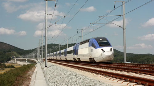 우리 기술로 만든 KTX 산천이 동대구역 인근을 지나고 있다.