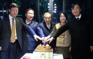 경북CEO포럼 1기 동창회 결성 1주년을 기념해 열린 송년의 밤 행사에서 참석자들이 케이크를 자르고 있다. 김주호 감사, 박일동 부회장, 진외택 회장, 윤숙자 회원, 박병선 매일신문 동부본부장(왼쪽부터).