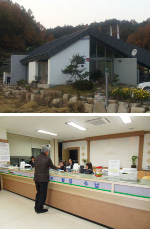 지난해 10월 한국건축문화대상 본상을 수상한 영주 조제보건진료소 전경.(사진위) 영주시보건소 민원실을 찾은 시민들이 쾌적한 환경에서 민원업무를 보고 있다. 영주시보건소 제공