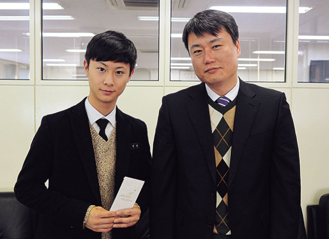 오성고 김원출(오른쪽) 교사와 2학년 김진범 학생이 매일신문사를 찾아 태풍피해를 당한 필리핀을 돕는 데 써달라며 성금을 전달했다. 우태욱기자