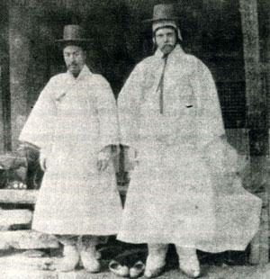 1899~1900년 무렵 한국어 선생과 함께 선 브루엔(오른쪽) 선교사. 김중순 계명대 교수 제공