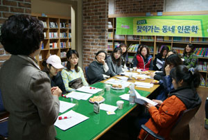지난달 27일 달서구의 한 아파트 도서관에서 열린 찾아가는 인문학 강좌. 달서구청 제공