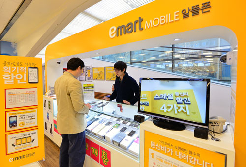 저렴한 가격으로 이동통신서비스를 이용할 수 있는 알뜰폰이 가입자 200만명을 돌파하며 인기를 이어가고 있다. 최근에는 대형마트, 우체국, 신협, 새마을금고 등에서 알뜰폰을 판매하고 있어 이동통신 이용 패턴을 파악한 뒤 적절한 요금제에 가입하면 통신비 절감이 가능하다. 정운철기자 woon@msnet.co.kr