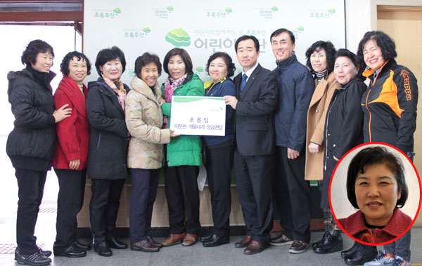 이달 4일 초롱회 회원들은 십시일반 모은 이웃돕기 성금 100여만원을 초록우산어린이재단 대구종합사회복지관에 전달했다.(원안은 서영신 초롱회 봉사회장)