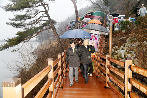 안동시는 안동댐 호수를 따라 주변 경치를 함께 감상할 수 있는 