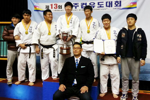 제13회 제주컵 전국유도대회 단체전에서 우승한 영남대 유도 선수단이 시상식 후 포즈를 취했다. 영남대 제공