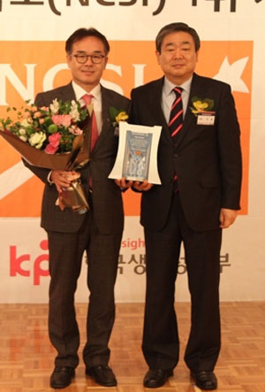 영남이공대 이호성(왼쪽) 총장이 국가고객만족도조사 1위 인증패를 받았다.