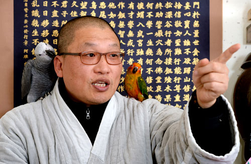반야선원을 수성구의 입시 기도도량으로 자리 잡게 한 효종 스님. 인터뷰를 위해 들어선 효종 스님의 주지방에는 앵무새 3마리가 함께 생활하고 있었다. 김태형기자 thkim21@msnet.co.kr