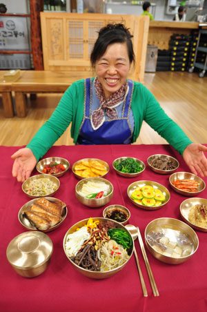안동지역 전통 향토음식 연구가인 정진순(54) 씨가 안동지역 사대부 집안에서 손님이 방문했을 때 내놓는 접빈객용 전통 상차림을 재현해 낸 9첩반상과 안동비빔밥 상차림을 보여주고 있다.