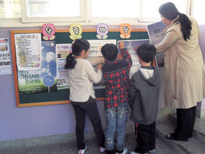 달성군정신건강증진센터는 포스터 및 패널 부착, 위기상담전화 안내 등을 통해 자살예방 홍보사업을 적극 펼치고 있다. 내년부터는 자살 시도자 응급개입뿐 아니라 유가족 치유 서비스도 확대할 예정이다.