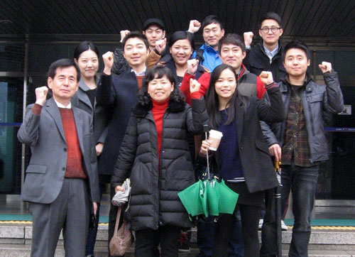 2013 경찰공무원 채용시험에 합격한 계명문화대 경찰행정과 학생들과 강대환(앞줄 왼쪽부터)
