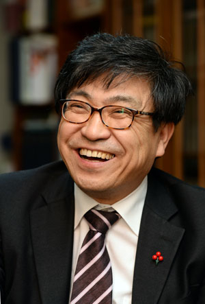 한국문화예술법학회 제2대 회장으로 선임된 장익현 변호사(딤프 이사장)가 16일 자신의 법률사무소에서 향후 한국문화예술법학회의 발전 방향에 대해 얘기하고 있다. 김태형기자 thkim21@msnet.co.kr