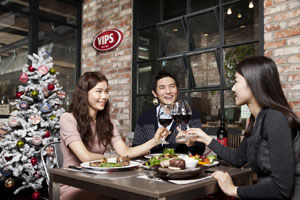 연말 모임 장소로 샐러드뷔페의 인기가 높다. 샐러드뷔페라도 가격대가 최대 3배까지 차이가 나기 때문에 메뉴나 가격을 미리 살펴보고 약속을 잡는 것이 좋다. 빕스 제공
