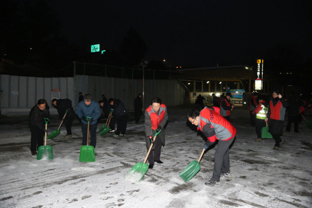 대구지역에 올겨울 들어 가장 많은 2.7㎝의 눈이 내린 20일 오전 남구 대명9동 이면도로에서 공무원들이 염화칼슘을 뿌리며 제설작업을 하고 있다. 성일권기자 sungig@msnet.co.kr