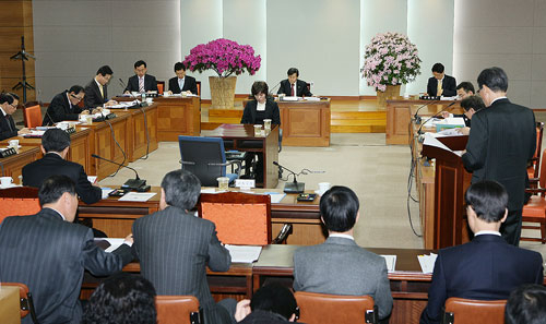 내년이면 지방자치 도입 20년째를 맞게 된다. 지방자치는 상당한 성과를 내고 있지만 중앙 정부의 권한 및 예산 집중 문제는 여전히 해결해야 할 과제로 꼽히고 있다. 대구시의회 의정 활동 모습. 매일신문DB