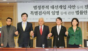 전병헌 민주당 원내대표(왼쪽부터), 천호선 정의당 대표, 김한길 민주당 대표, 안철수 무소속 의원, 심상정 정의당 원내대표가 22일 오전 국회 의원회관에서 열린 