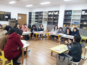 수성대 보육교사교육원 교육생들이 몬테소리 특강을 받고 있다.