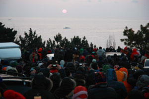 올해 1월 1일 영덕삼사해상공원에서 열린 해맞이축제에서 해맞이 관광객들이 첫 일출을 보고 있다. 영덕군 제공