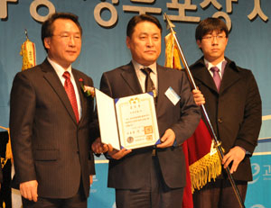 서중호 아진산업㈜ 대표이사(사진 가운데)가 24일 고용노동부가 주관하는 
