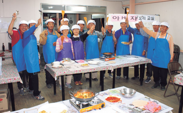 칠곡군 왜관읍 금남리 아버지 요리교실에서 아버지들이 교사와 함께 김치찌개 요리법을 배우며 즐거워하고 있다. 칠곡군 제공