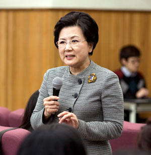 경산1대가 인간존중을 기치로 한 인성교육에 앞장서고 있다. 박소경 총장이 학생들에게 직접 