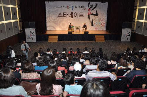 70년 전통의 지역백화점인 대구백화점은 문화센터, 프라임홀을 운영하고 각종 문화사업을 지원하는 등 대구지역의 문화발전에 앞장서고 있다.