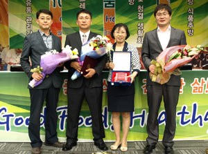 최우수기관 표창을 받은 영주시 관계자들이 축하를 받았다. 왼쪽에서 세 번째가 홍성옥 식품위생팀장. 영주시 제공
