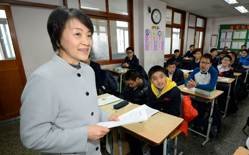 26일 대구 북구 성광중학교에서 일본 히로시마에서 온 중학교 역사 교사 히로타 가쓰에 씨가 학생들에게 태평양 전쟁 시기 일본 민중의 생활에 대해 설명하고 있다. 우태욱기자 woo@msnet.co.kr