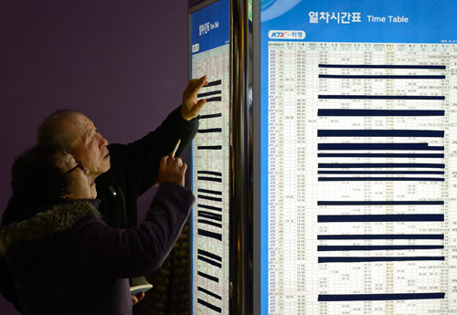 철도파업 18일째인 26일 오후 동대구역 매표소에서 열차이용객들이 열차 시간표를 살펴보고 있다. 운행 정지된 열차편은 검은색 테이프로 가려져 있다. 열차 운행률은 현재 70%대에 머물러 연말연시 승객 불편과 물류난이 계속되고 있다. 우태욱기자 woo@msnet.co.kr