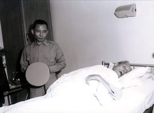 박정희 국가재건최고회의 의장이 투병 중인 심산의 병상을 찾았다. 정부기록사진