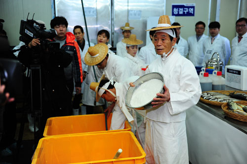 향토음식 및 향토특산물의 산업화 성패는 그 지역 뉴스미디어의 관심여부에 달려 있다고 해도 과언이 아니다. 뉴스미디어들은 스토리텔링 효과를 창출해 향토음식에 가치를 부가해 준다. 사진은 안동간고등어 전통 염장비법 공개 행사장에 많은 뉴스미디어들이 찾아와 높은 관심을 보여 주고 있다.
