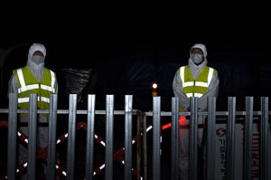 12월 30일 가축위생방역지원본부 직원들이 구제역 의심신고 농장에서 밤새 출입을 통제하고 있다. 민병곤기자