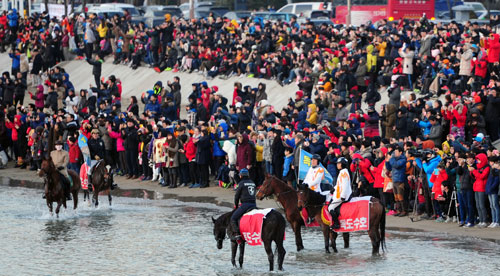 2014년 갑오년(甲午年) 새해 첫날인 1일 오전 해맞이 축제가 열린 포항시 영일대해수욕장에서 시민과 관광객들이 일출을 바라보며 소원을 빌고 있다. 정운철기자 woon@msnet.co.kr