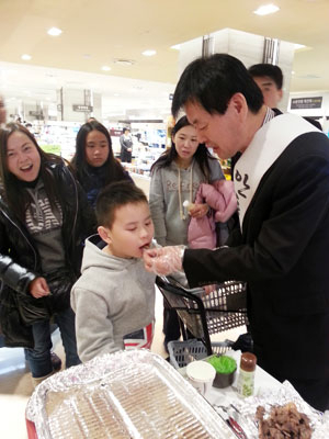 지난달 28일 롯데백화점 본점을 찾은 서울 시민들이 안동한우를 시식하고 있다. 안동시 제공
