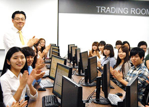 영진전문대 경영계열 학생들이 제4회 AT자격시험 최다 합격자 배출을 자축하고 있다.